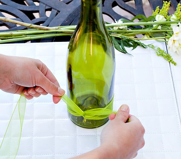  Un arreglo floral en botellas recicladas: DIY