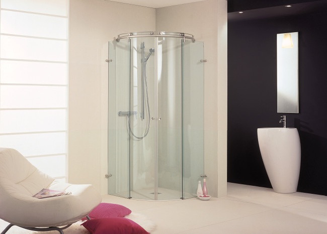 baños modernos con mamparas curvas de vidrio
