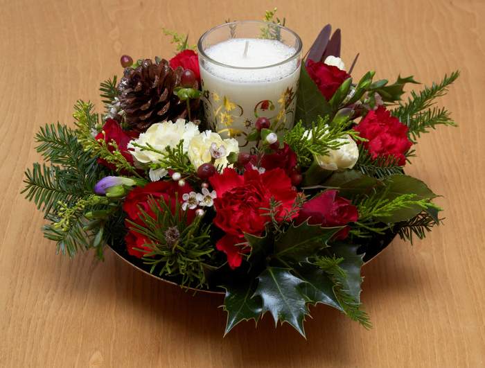 centro-de-mesa-navidad-bolas-flores-velas-fuente