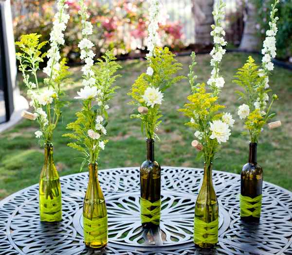  Un arreglo floral en botellas recicladas: DIY