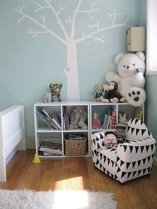 Biblioteca como elemento decorativo en dormitorio infantil