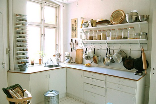 Decoración de cocinas pequeñas con estantes