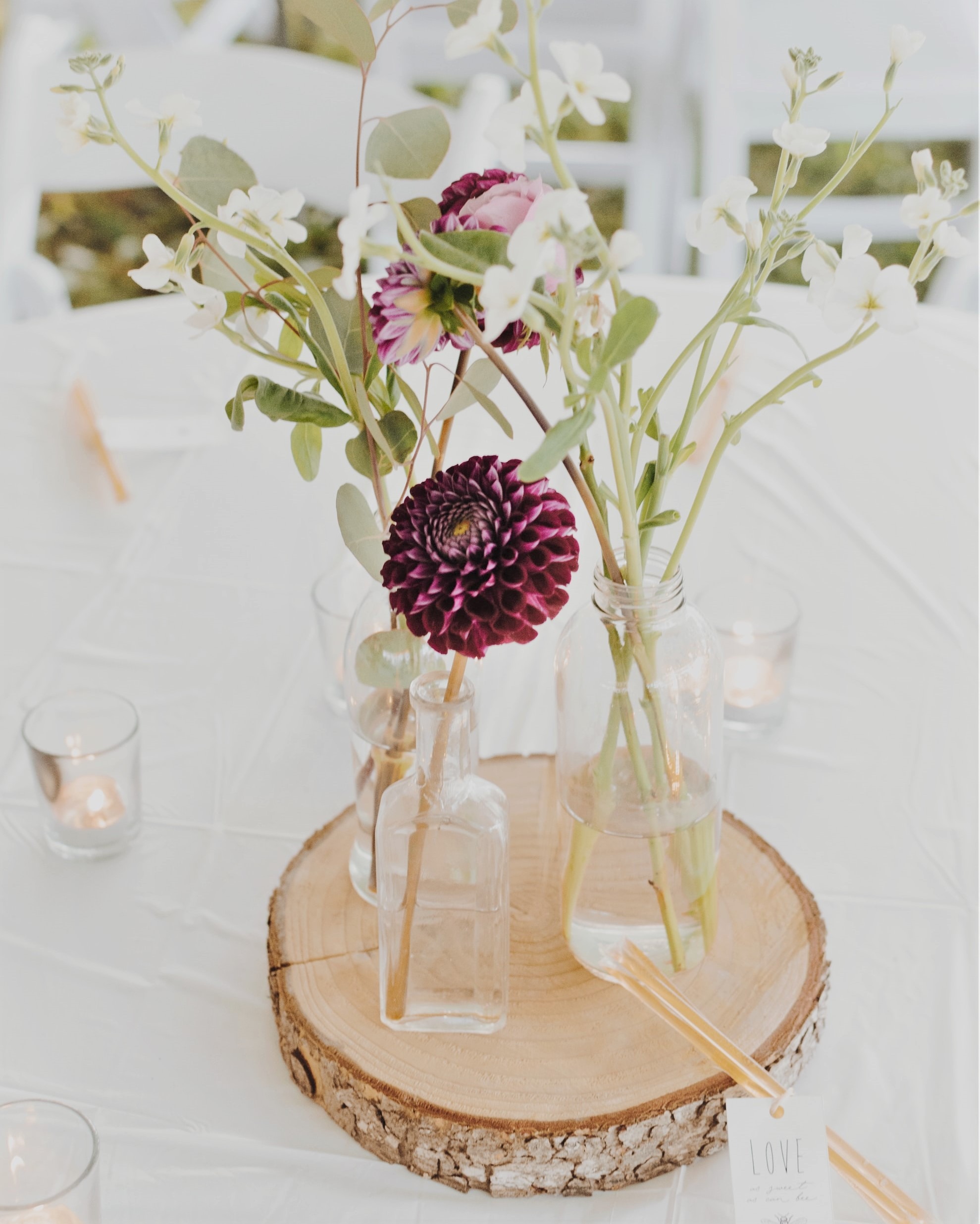 Decoración con arreglos florales y centros de mesa