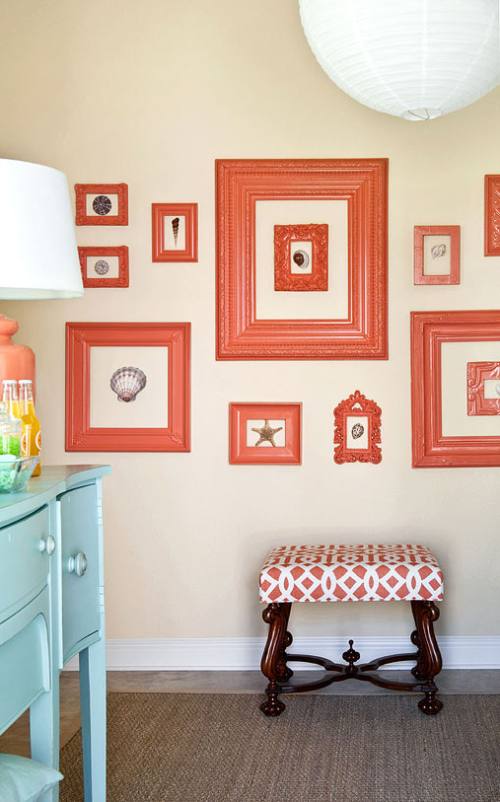 decorar paredes con marcos de cuadros y color