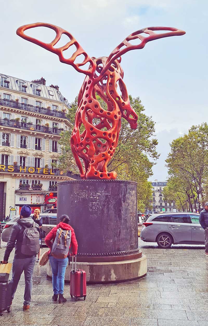 escultura Ours rouge en París