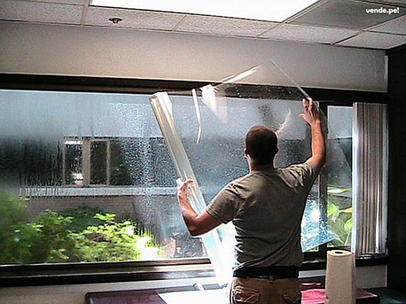 Aplicando una lámina de seguridad a una ventana