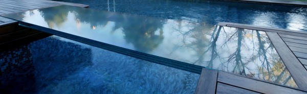Puente de cristal para una piscina
